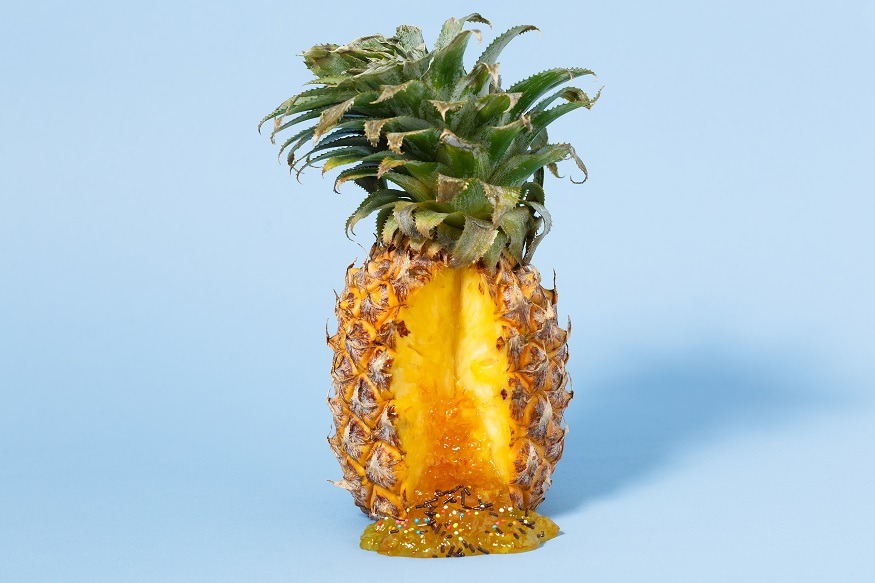 erotische Frucht Ananas großer Größenunterschied